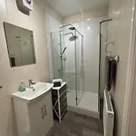 Lägenhet Omega - 3 Bedrooms - Sleeps 5 *
