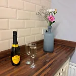 Lägenhet Omega - 3 Bedrooms - Sleeps 5 *